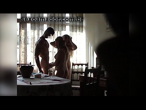 ❤️ Sexvänner bjuder in en gigantisk man och en trekant med honom ️❌ Anal video at us ❌