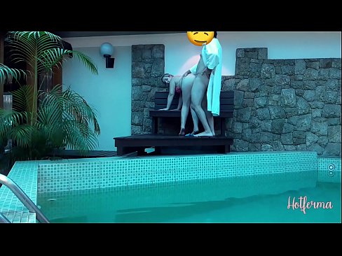 ❤️ Chefen bjuder in tjänsteflickan till poolen, men kunde inte motstå en het ️❌ Anal video at us ❌