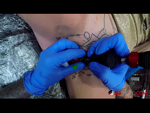 ❤️ Extremt tatuerade snyggingen Sully Savage fick en tatuering på sin klitoris ️❌ Anal video at us ❌